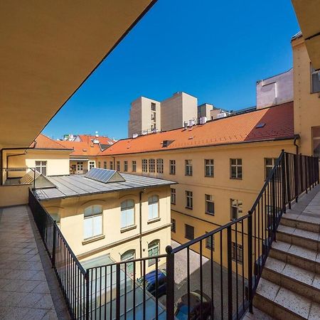 Quiet City Center Apartment In Hip & Foodie Area Prague Exterior photo
