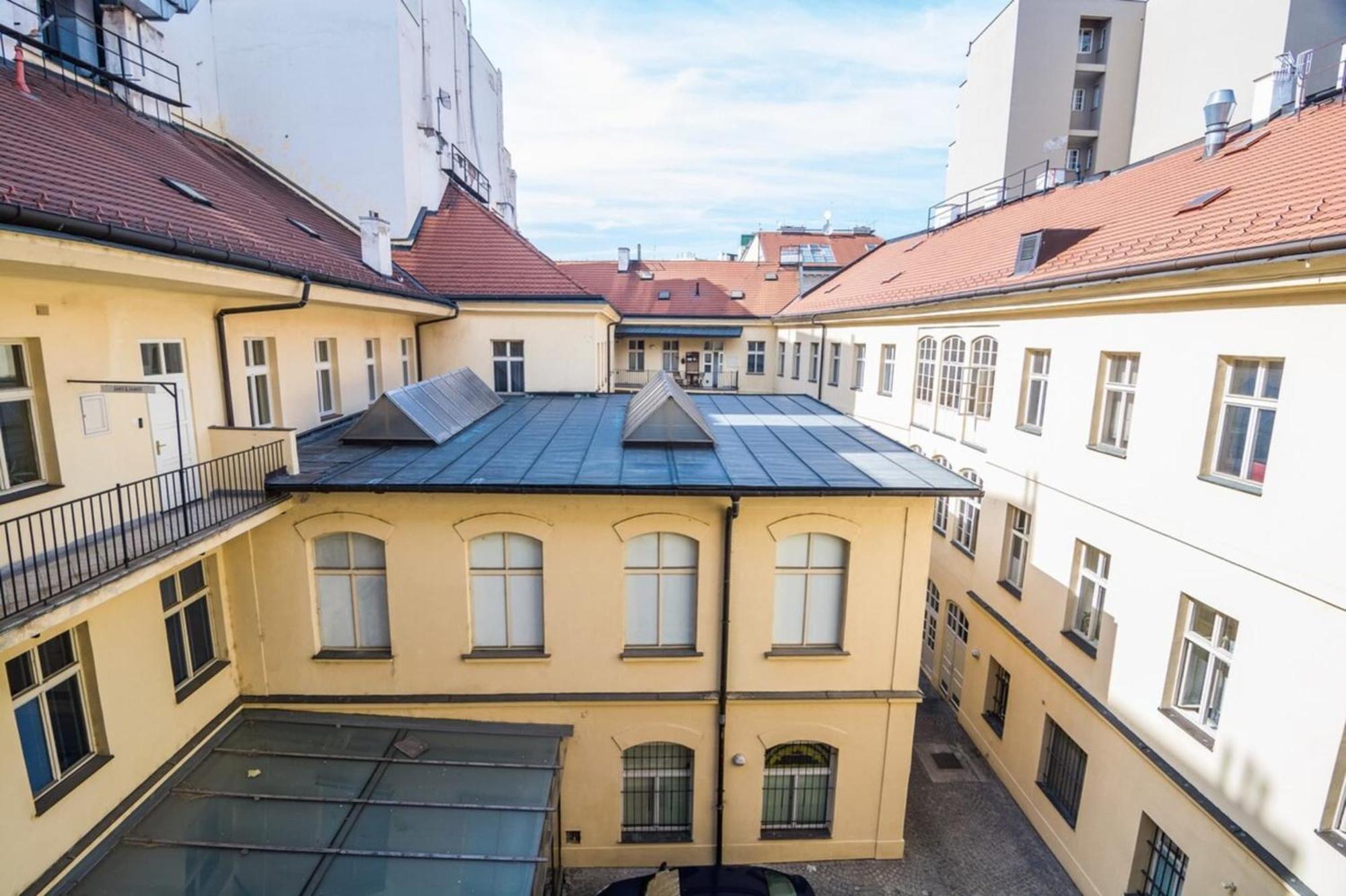 Quiet City Center Apartment In Hip & Foodie Area Prague Exterior photo